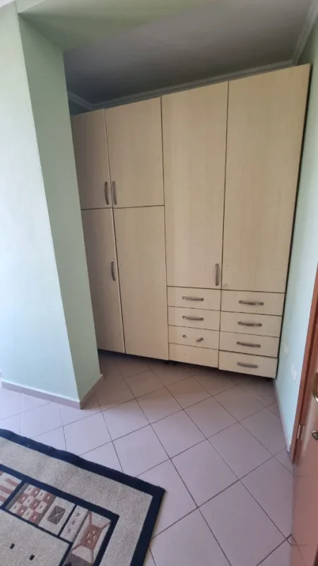 Jepet me Qera Apartament 1+1 tek Rruga e Durresit