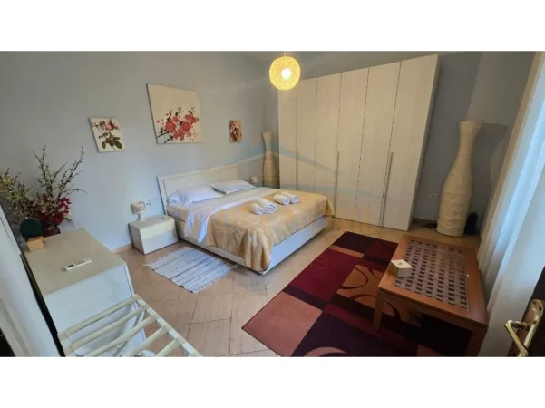 Tirane, jepet me qera shtepi 1 Katshe , 353 m² 2.000 € (Rruga QEMAL STAFA)