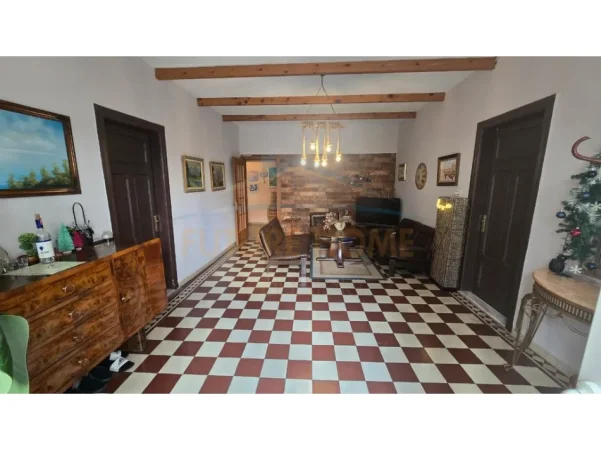 Tirane, jepet me qera shtepi 1 Katshe , 353 m² 2.000 € (Rruga QEMAL STAFA)