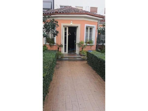 Tirane, jepet me qera shtepi 1 Katshe , 353 m² 2.000 € (Rruga QEMAL STAFA)
