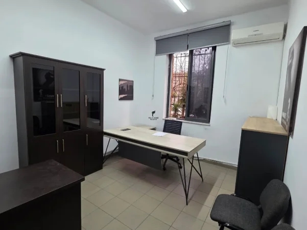 Tirane, jepet me qera Kati 0, 24 m² 700 € (BULEVARDI BAJRAM CURRI)