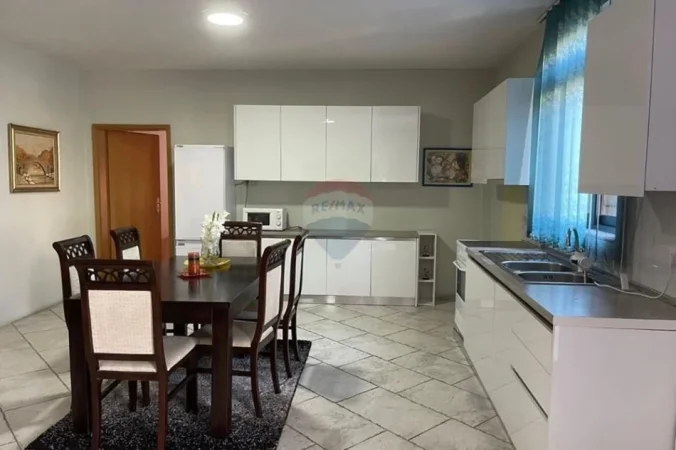 Tirane, jepet me qera 2+1 , 160 m² 650 € (Rruga Qemal Stafa)