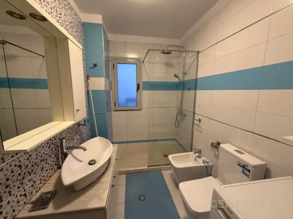 Tirane, jepet me qera apartament 2+1 , 100 m² 700 € (komuna e parisit)