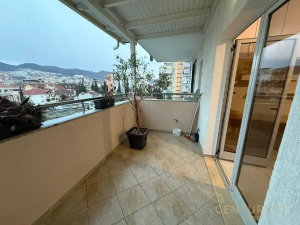 Tirane, jepet me qera apartament 2+1 , 100 m² 700 € (komuna e parisit)