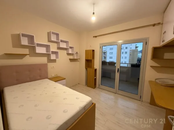Tirane, jepet me qera apartament 2+1 , 100 m² 700 € (komuna e parisit)