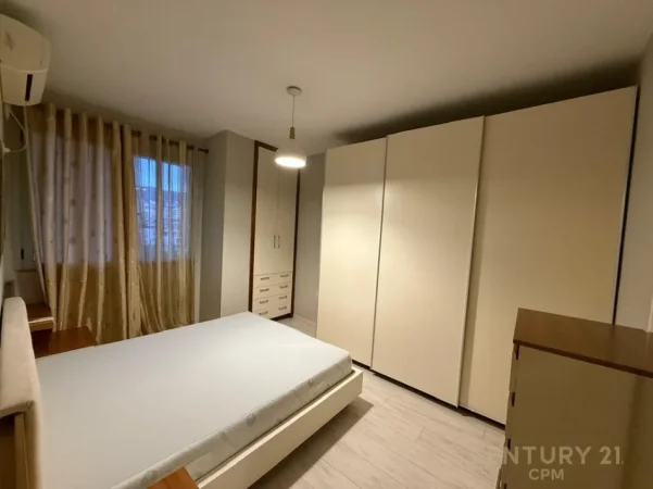 Tirane, jepet me qera apartament 2+1 , 100 m² 700 € (komuna e parisit)