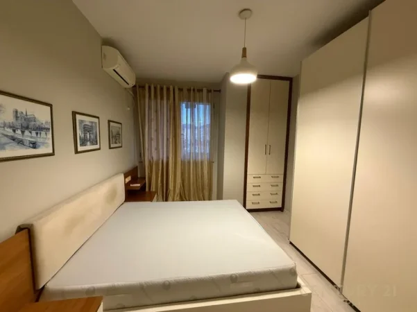 Tirane, jepet me qera apartament 2+1 , 100 m² 700 € (komuna e parisit)