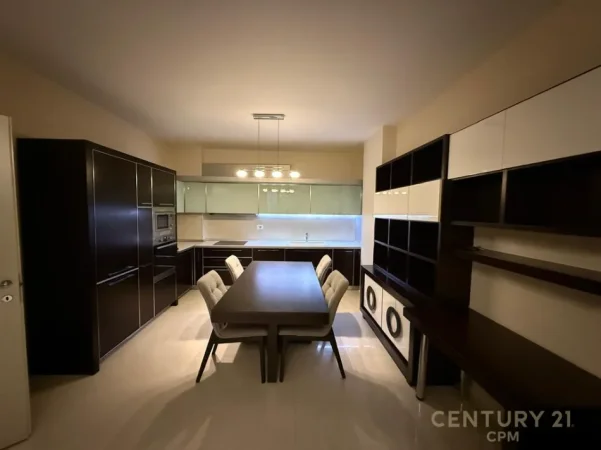 Tirane, jepet me qera apartament 2+1 , 100 m² 700 € (komuna e parisit)