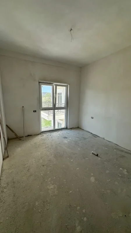 Tirane, shitet apartament 1+1+Ballkon Kati 2, 77 m² 122.560 € (Porta e Re)  Prane Tegut