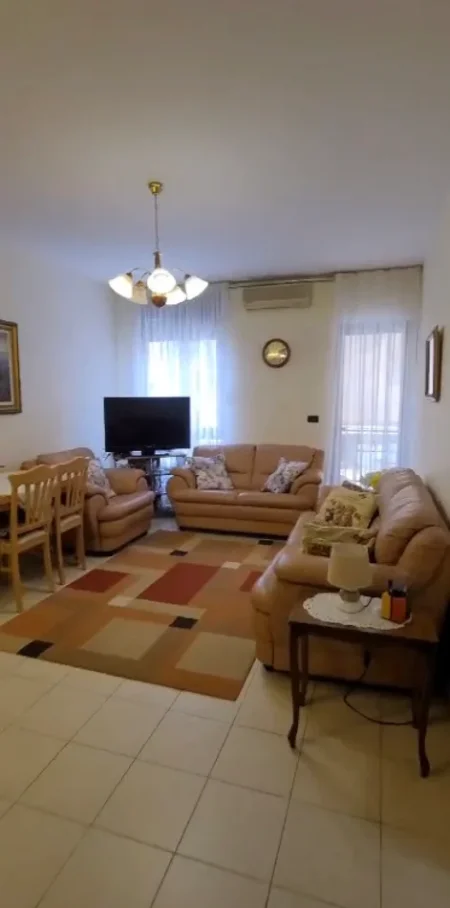 Tirane, jepet me qera apartament 1+1 Kati 5, 70 m² 550 € (Komuna e Parisit ,rruga Medar Shtylla)