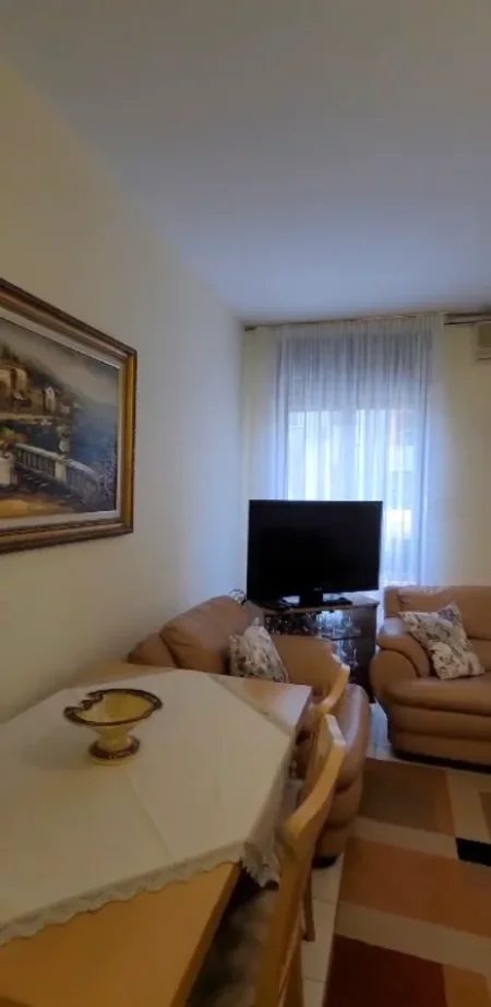 Tirane, jepet me qera apartament 1+1 Kati 5, 70 m² 550 € (Komuna e Parisit ,rruga Medar Shtylla)