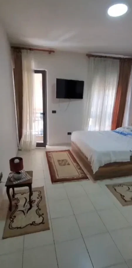 Tirane, jepet me qera apartament 1+1 Kati 5, 70 m² 550 € (Komuna e Parisit ,rruga Medar Shtylla)