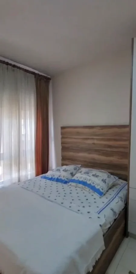 Tirane, jepet me qera apartament 1+1 Kati 5, 70 m² 550 € (Komuna e Parisit ,rruga Medar Shtylla)