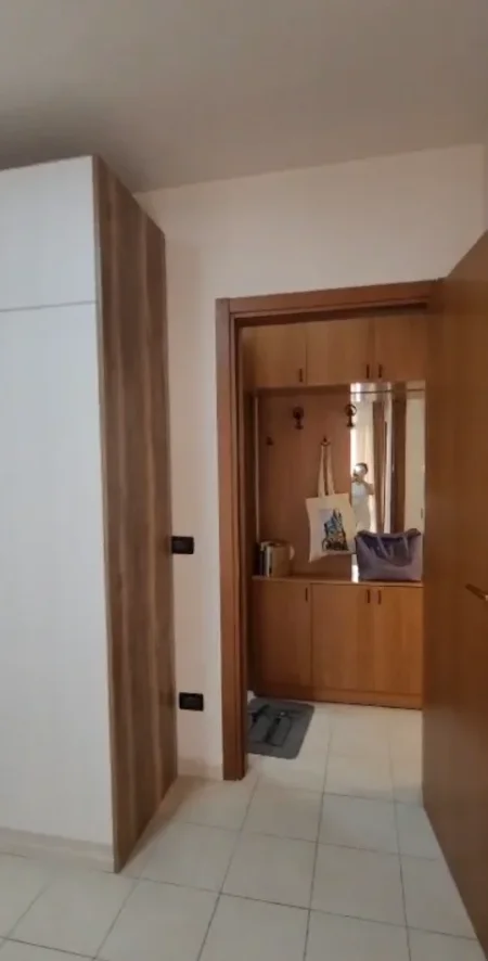 Tirane, jepet me qera apartament 1+1 Kati 5, 70 m² 550 € (Komuna e Parisit ,rruga Medar Shtylla)