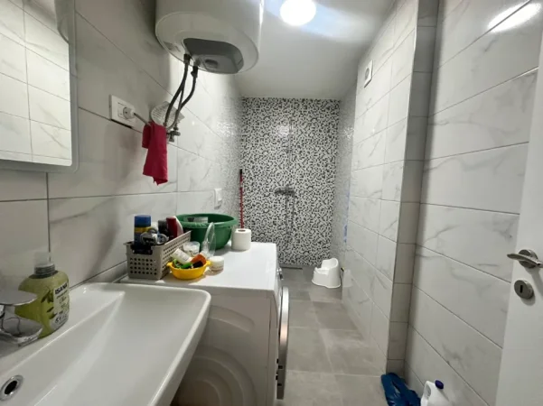 Tirane, jepet me qera apartament 1+1 Kati 2, 600 € (Don Bosko)