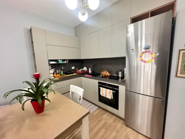 Tirane, jepet me qera apartament 1+1 Kati 2, 600 € (Don Bosko)