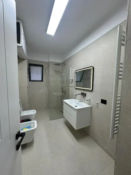 Tirane, jepet me qera apartament 2+1 Kati 2, 100 m² 750 € (KOMUNA E PARISIT)