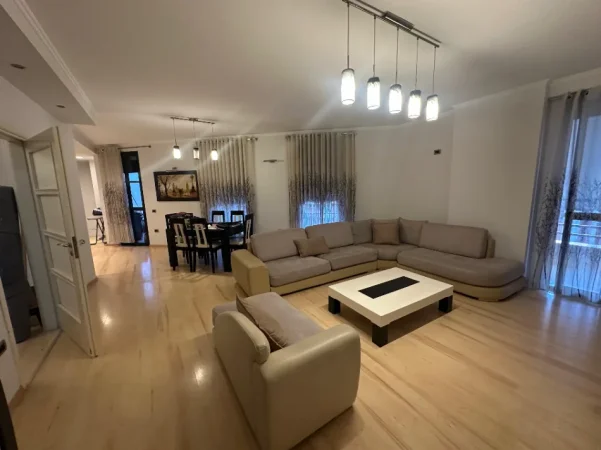 Tirane, jepet me qera apartament 2+1 Kati 3, 120 m² 900 € (21 Dhjetori)