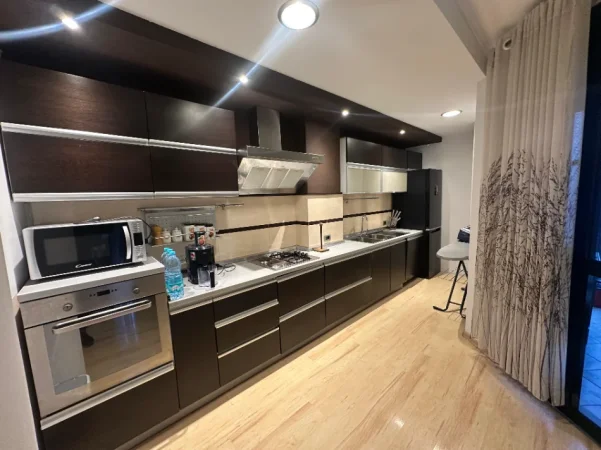 Tirane, jepet me qera apartament 2+1 Kati 3, 120 m² 900 € (21 Dhjetori)
