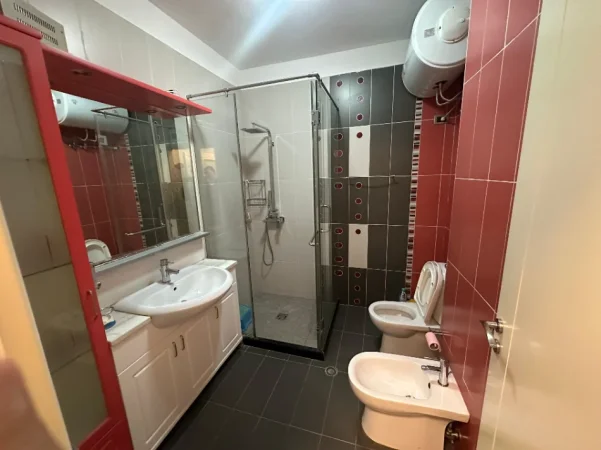 Tirane, jepet me qera apartament 2+1 Kati 3, 120 m² 900 € (21 Dhjetori)