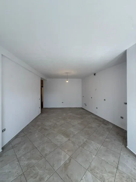 Tirane, jepet me qera dyqan Kati 0, 126 m² 1.500 € (Qender)
