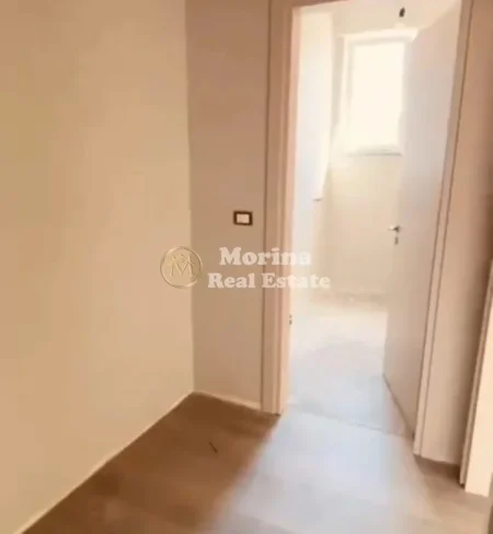 Tirane, jepet me qera apartament 3+1 Kati 4, 135 m² 472.500 € (Vasil Shanto)