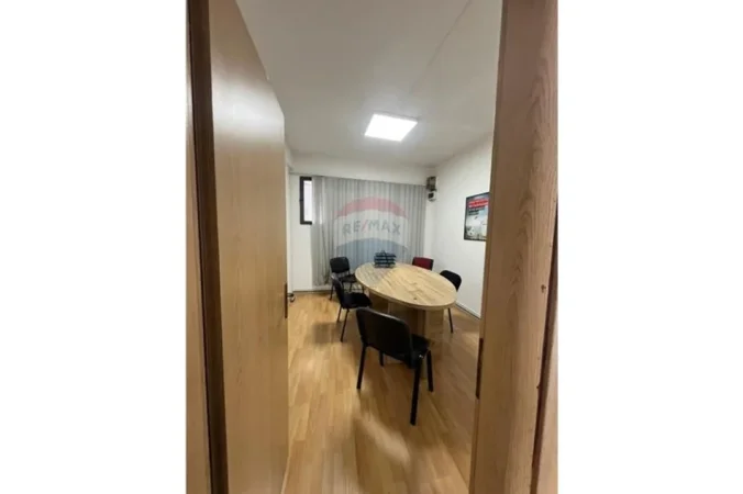 Tirane, jepet me qera zyre , 70 m² 500 € (Ambasada Amerikane)