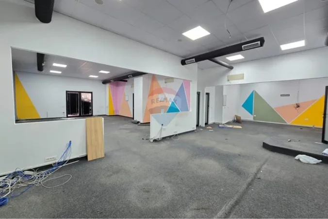 Tirane, jepet me qera zyre , 240 m² 3.000 € (Farmacia 10)