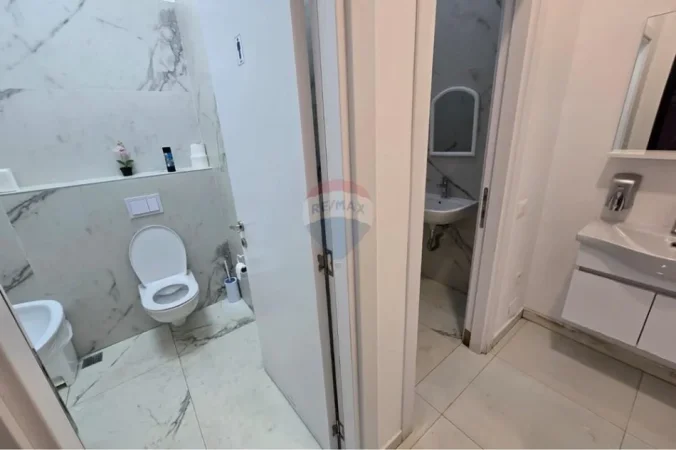 Tirane, jepet me qera zyre , 240 m² 3.000 € (Farmacia 10)