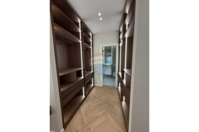 Tirane, jepet me qera 2+1 , 114 m² 1.750 € (Rruga e Kavajes)
