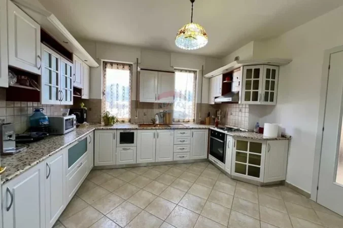 Tirane, jepet me qera 2+1 , 140 m² 750 € (Rruga e Barrikadave)