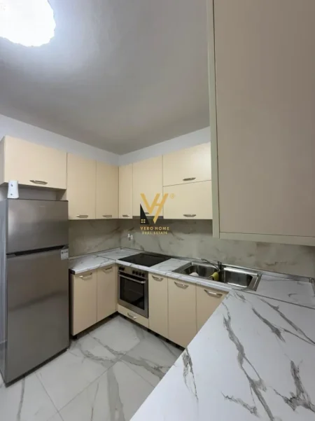 Tirane, jepet me qera apartament 2+1+Ballkon Kati 8, 93 m² 800 € (ISH PARKU I AUTOBUSAVE)