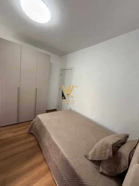 Tirane, jepet me qera apartament 2+1+Ballkon Kati 8, 93 m² 800 € (ISH PARKU I AUTOBUSAVE)