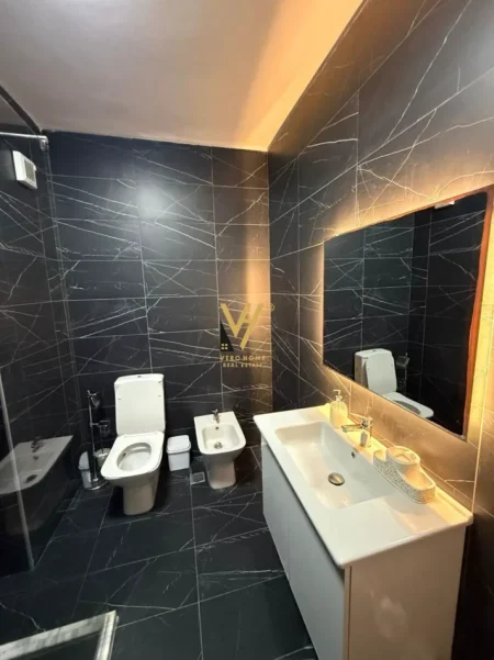 Tirane, jepet me qera apartament 2+1+Ballkon Kati 8, 93 m² 800 € (ISH PARKU I AUTOBUSAVE)