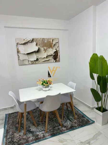 Tirane, jepet me qera apartament 2+1+Ballkon Kati 8, 93 m² 800 € (ISH PARKU I AUTOBUSAVE)