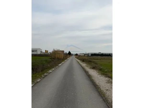 Tirane, shitet toke , 6.700 m² 268.000 € (Autostrada Tirane-Durres, rruga dytesore)