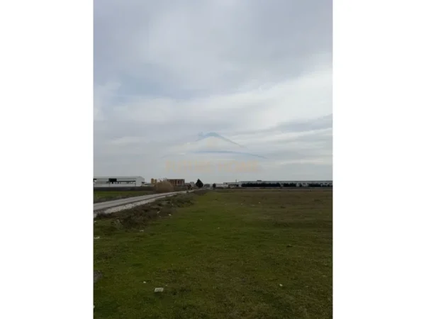 Tirane, shitet toke , 6.700 m² 268.000 € (Autostrada Tirane-Durres, rruga dytesore)