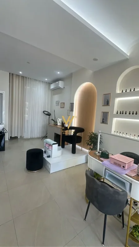 Tirane, jepet me qera ambjent biznesi Kati 1, 45 m² 1.500 € (SQUARE 21)