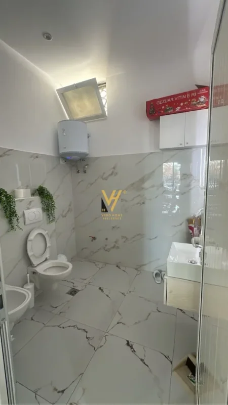 Tirane, jepet me qera ambjent biznesi Kati 1, 45 m² 1.500 € (SQUARE 21)