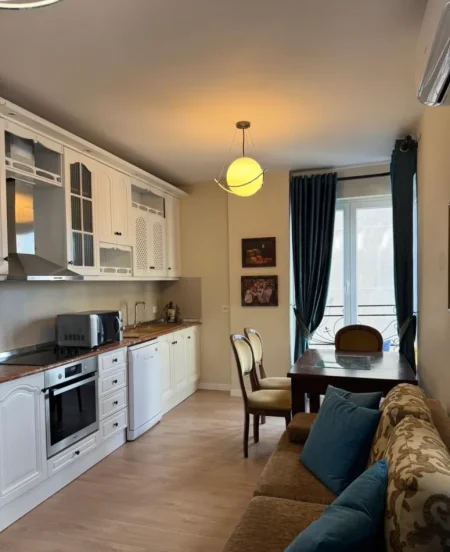 Tirane, jepet me qera apartament 1+1+Ballkon Kati 6, 70 m² 650 € (Prane Lion Park 1, Tirane)