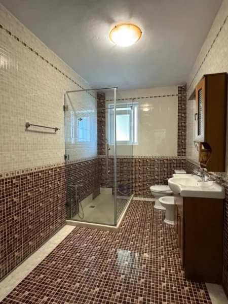 Tirane, jepet me qera apartament 1+1+Ballkon Kati 6, 70 m² 650 € (Prane Lion Park 1, Tirane)