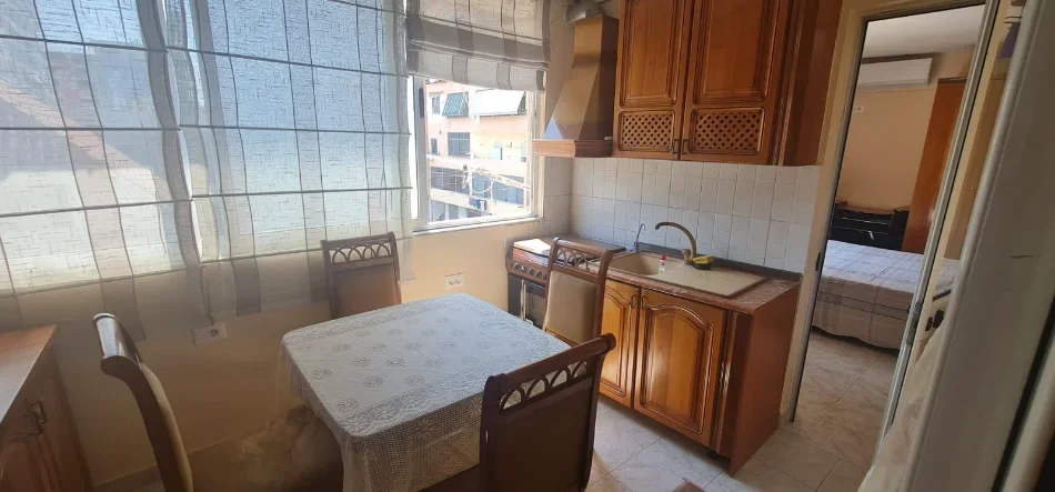 Tirane, jepet me qera apartament 3+1+Ballkon Kati 2, 100 m² 500 € 