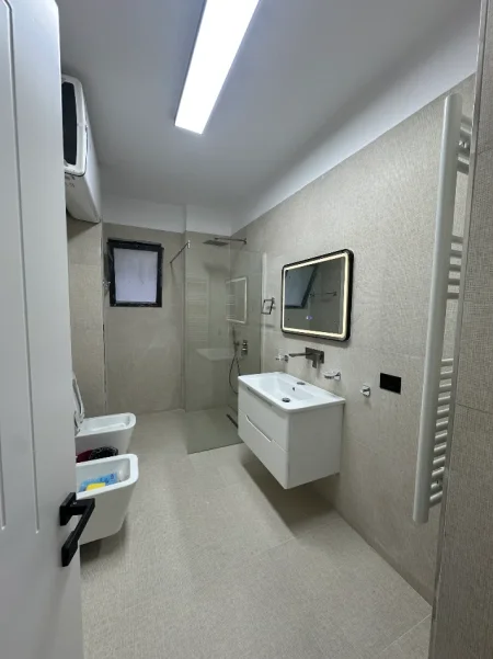 Tirane, jepet me qera apartament 1+1+Ballkon Kati 2, 100 m² 750 € (Kristal Center, Komuna e Parisit, Tirane)