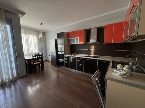 Tirane, jepet me qera apartament 2+1 Kati 8, 105 m² 750 € (SELVIA)