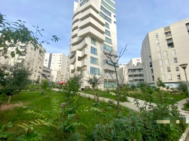 Tirane, shitet dyqan , 35 m² 83.000 € (Kompleksi Kontakt)