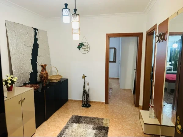 Tirane, jap me qera apartament 2+1+Ballkon Kati 3, 115 m² 650 € (Zogu i Zi)