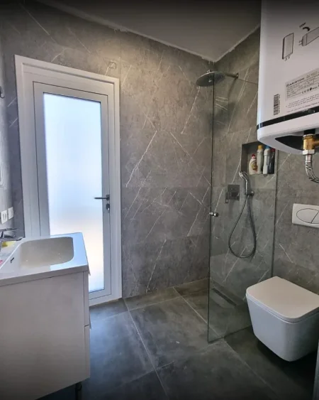 Tirane, jepet me qera apartament 2+1+Ballkon Kati 9, 1.200 € 