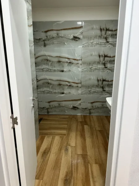 Tirane, jepet me qera apartament 1+1 Kati 8, 75 m² 500 € (Rruga Riza Cerova)