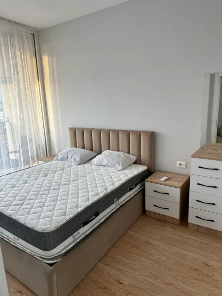 Tirane, jepet me qera apartament 1+1 Kati 8, 75 m² 500 € (Rruga Riza Cerova)