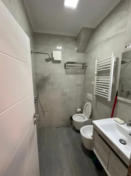 Tirane, jepet me qera apartament 1+1 Kati 2, 62 m² 500 € (Bar Votra ne Brryl)